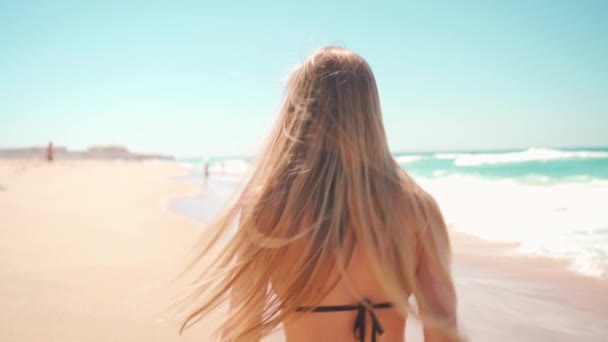 Okyanus Kıyısında Sörf Çizgisi Boyunca Yürüyen Neşeli Genç Bir Kadın — Stok video