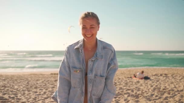 Вид Спереду Сміється Жінка Туристка Фоні Піщаного Пляжу Океану Сонячний — стокове відео