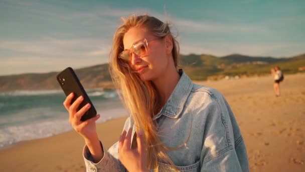Жінка Туристка Використовує Свій Смартфон Переглядаючи Соціальні Медіа Пляжній Відпустці — стокове відео