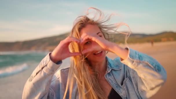 Vrouw Die Harten Toont Met Haar Handen Glimlachend Kijkend Naar — Stockvideo