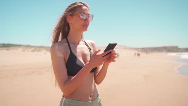 Donna Che Utilizza Smartphone Piedi Spiaggia Tempo Libero Vacanza Donna — Video Stock