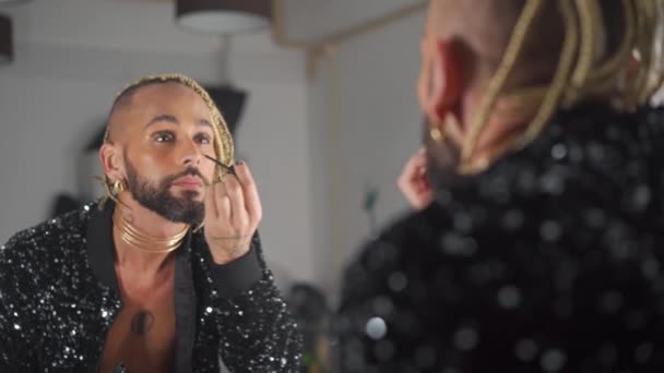 Cinsiyet Kimliği Kavramları Eşcinsel Adam Kirpik Aynası Kullanıyor Sakallı Siyahi — Stok video