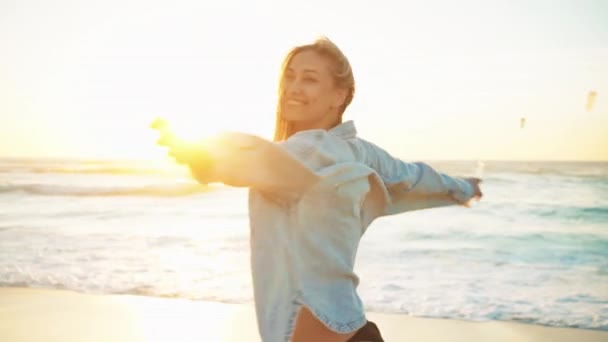 Usmívající Žena Která Během Západu Slunce Točí Pláži Blond Vlasy — Stock video