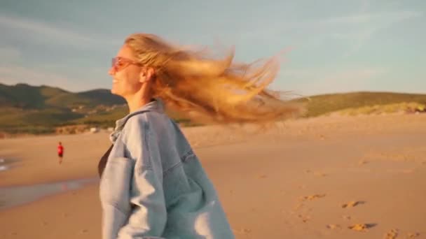 Vrolijke Vrolijke Vrouw Rennend Oceaan Strand Met Bergen Achtergrond Speelse — Stockvideo