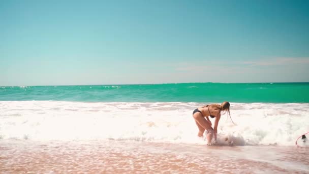 Женщина Туристка Практикует Свои Навыки Серфинга Время Летних Каникул Океане — стоковое видео