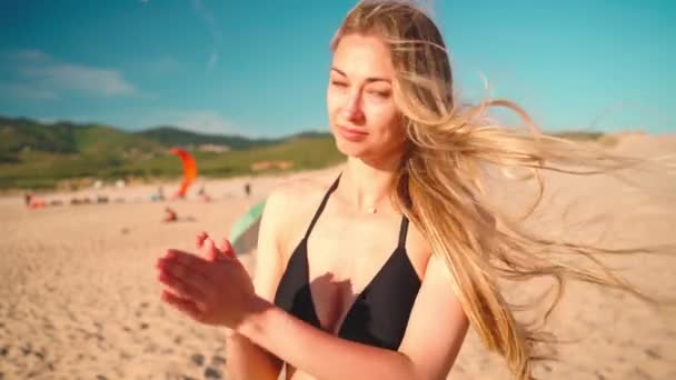 Naptejet Használ Bőr Egészségére Vakáció Karcsú Bikini Áll Tengerparton Alkalmazza — Stock videók