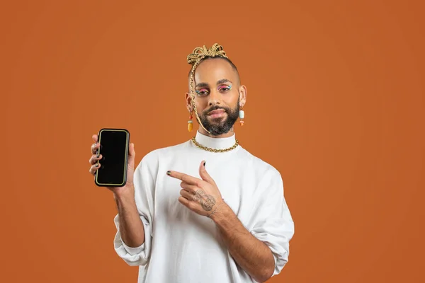 Молодой Улыбающийся Афроамериканец Гей Носит Толстовку Держа Одной Руке Мобильный — стоковое фото