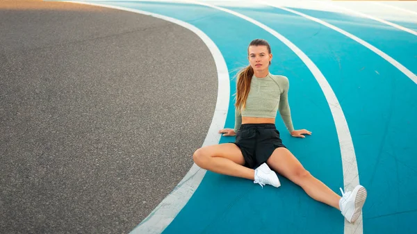Cansada Mujer Feliz Corredor Descansando Después Correr Sentado Pista Atletismo — Foto de Stock