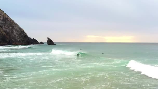 Luftaufnahme Unbekannte Surfer Freunde Neoprenanzug Bodyboard Surfen Atlantik Bei Sonnenuntergang — Stockvideo