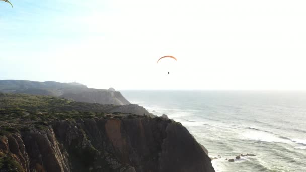 在葡萄牙普拉亚格朗德海滩上滑行 美丽的日落在葡萄牙的普拉亚格朗德海滩上 普拉亚格朗德海滩大西洋海滩和大浪的景色 — 图库视频影像
