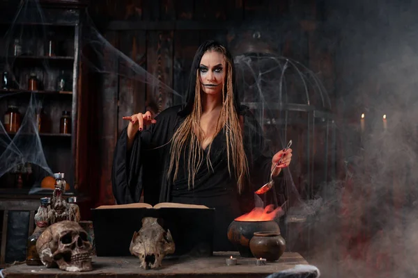 Halloween Čarodějnice Použít Magickou Knihu Kotel Připravit Jed Nebo Elixír — Stock fotografie