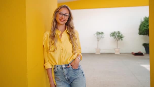 Attractive Girl Standing Yellow Wall Background Beautiful Confident Young Businesswoman – Stock-video