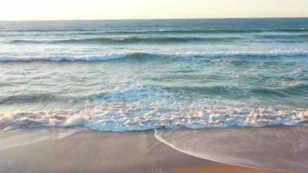 Onda Sulla Spiaggia Con Sabbia Onde Turchesi Vista Aerea — Video Stock