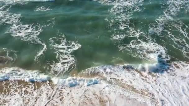 Drone Ansicht Von Schönen Nahtlosen Aufnahmen Während Türkisfarbene Meereswellen Der — Stockvideo
