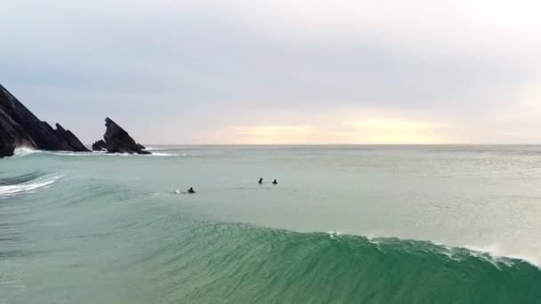 Luftaufnahme Unbekannte Surferfreunde Neoprenanzug Genießen Schwimmen Und Bodyboard Surfen Atlantik — Stockvideo