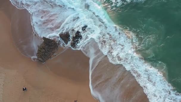 Песчаный Пустой Пляж Морские Волны Видимые Сверху Атлантический Океан — стоковое видео