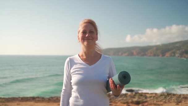 Glad Seniorkaukasisk Kvinna Med Yogamatta Leenden Stranden Pensionärskvinna Som Förbereder — Stockvideo