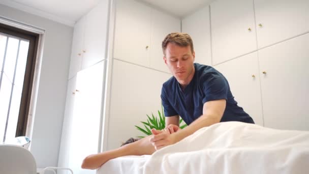 Mittlere Aufnahme Eines Männlichen Massagegeräts Das Einer Kaukasischen Patientin Therapeutische — Stockvideo