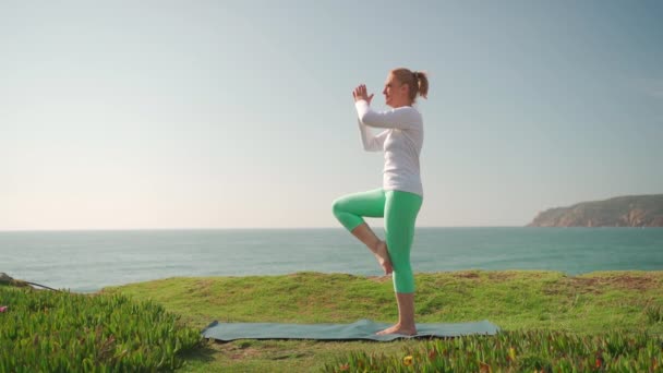 Yoga Vrikshasana Árvore Pose Por Mulher Sênior Costa Oceano Mulher — Vídeo de Stock