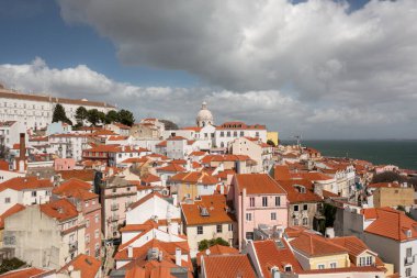 Lizbon şehir merkezindeki hava aracı. Portekiz 'in insansız hava aracı şehir merkezi. Alfama bölgesi. Avrupa 'da yaz tatili, ünlü turizm beldesi