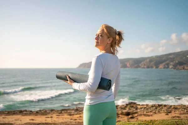 Wanita Senior Berdiri Pantai Laut Memegang Tikar Yoga Dia Tampak Stok Lukisan  