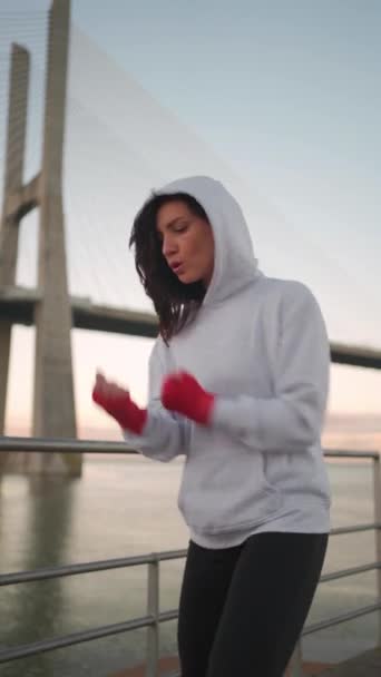 Dedikeret Kvindelig Bokser Dreesd Hættetrøje Opvarmning Arm Muskulatur Atletisk Kvinde – Stock-video