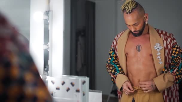 Atractivo Elegante Hombre Gay Negro Usar Chaqueta Étnica Mirada Vista — Vídeo de stock
