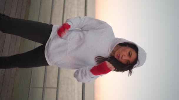 Kickboksçu Kadın Antrenmandan Önce Kapüşonlu Giyip Kol Bacak Kaslarını Isıtıyor — Stok video