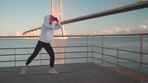 Średniowieczne Kobiety Kickboxing Fighter Ubrany Bluza Praktykujących Kopnięć Outdoor Mostem — Wideo stockowe