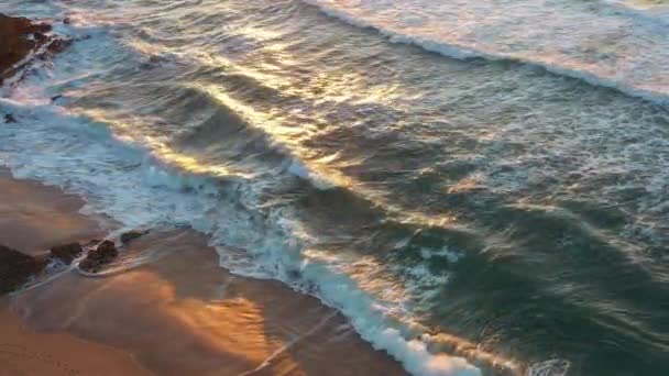 Drone Widok Piękny Bezproblemowy Materiał Podczas Gdy Fale Morskie Łamie — Wideo stockowe