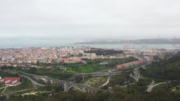 Lizbon Yoğun Otoyolda Giden Araçların Hava Görüntüsü Avrupa Köprü Yol — Stok video