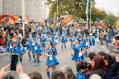 LOURES, PORTUGAL - Şubat 2023 Renkli Karnaval (Karnaval) Geçit Töreni katılımcıları Loures City, Portekiz. Portekiz 'de geleneksel dans ve müzik festivali