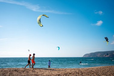 Portekiz, Sintra, Ağustos 2022 Praia da Guincho Atlantik Okyanusu 'ndaki güzel kumlu plaj uçurtma sörfünden ve diğer aşırı su sporlarından önce en iyi yer.