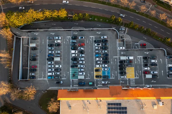 Вид Воздуха Большую Автостоянку Перед Торговым Центром Многими Припаркованными Автомобилями Лицензионные Стоковые Изображения