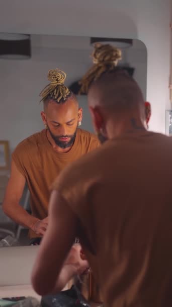 Nero Brasiliano Gay Applaying Make Ombretto Guardando Specchio Vista Dietro — Video Stock