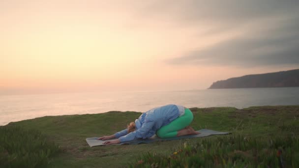 Reife Yogi Frau Macht Stretching Übungen Ozean Hintergrund Seniorin Macht — Stockvideo
