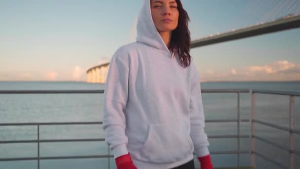 Femme Kickboxer Sweat Capuche Montrant Geste Agressif Regardant Caméra Des — Video
