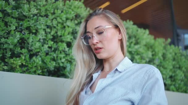 Sorrindo Atraente Jovem Mulher Adulta Vestindo Óculos Sentado Café Tendo — Vídeo de Stock