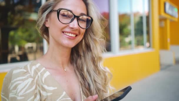 Žena Používá Smartphone Venku Běloška Žena Brýlích Vypadající Zařízení Obrazovka — Stock video