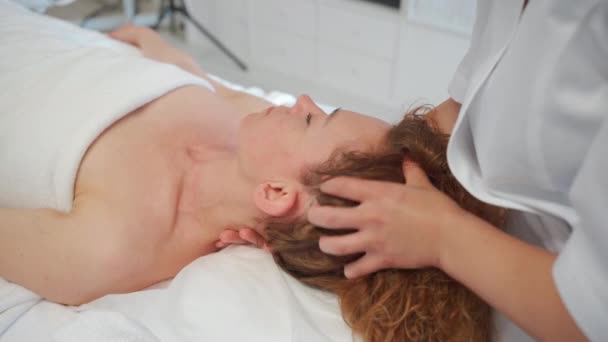 Mulher Recebendo Massagem Facial Salão Beleza Para Relaxar Calmo Paz — Vídeo de Stock