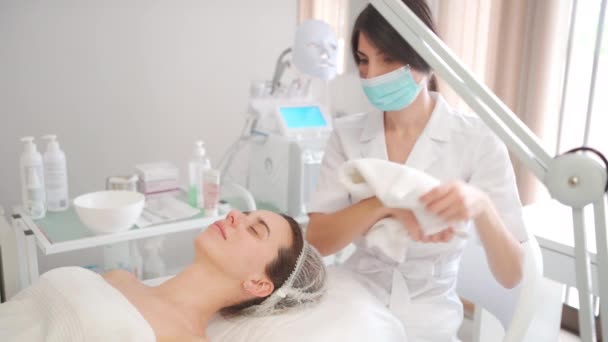 Kosmetyczka Owija Kobiecy Ciepły Ręcznik Koncepcja Piękna Kosmetolog Wykonuje Zabiegi — Wideo stockowe