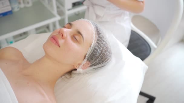Cosmetologist Esteticista Faz Massagem Facial Relaxante Procedimento Cosmético Profissional Salão — Vídeo de Stock