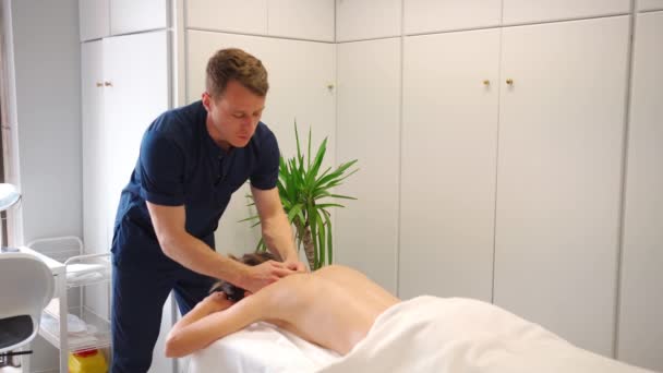 Professionelle Therapeutische Massage Der Klinik Masseur Massiert Rücken Und Schultern — Stockvideo