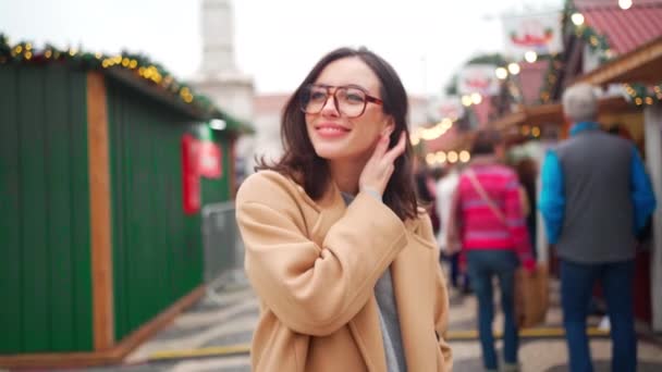 Portrét Střílet Usmívající Žena Béžovém Kabátě Kostěné Brýle Evropský Vánoční — Stock video