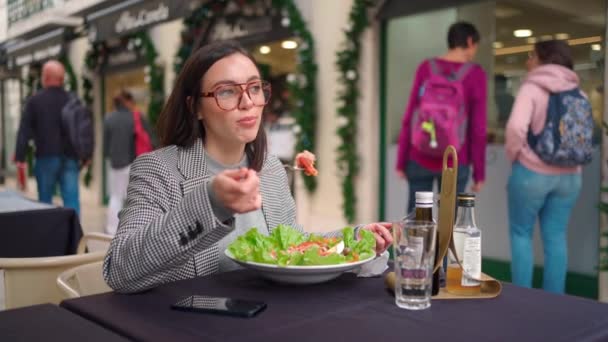 Attraktive Geschäftsfrau Gläsern Die Der Mittagspause Salat Isst Kaukasische Geschäftsfrau — Stockvideo