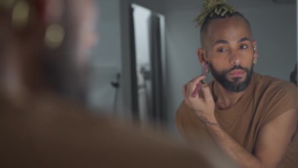 Preto Brasileiro Gay Applaying Compõem Até Sombra Olhando Espelho Vista — Vídeo de Stock
