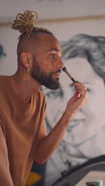 Black Brazilian Gay Applaying Make Eyeshadow Looking Mirror View Non — Vídeo de Stock