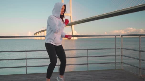 Kadın Boksör Antrenmandan Önce Kapüşonlu Giyip Kol Bacak Kaslarını Isıtıyor — Stok video