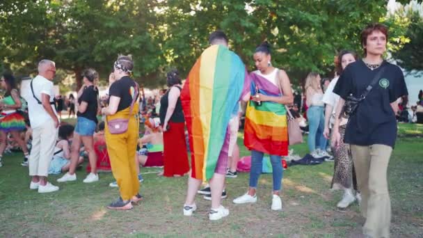 Πορτογαλία Λισαβόνα Ιούνιος 2023 Φίλοι Περνούν Χρόνο Μαζί Στο Pride — Αρχείο Βίντεο