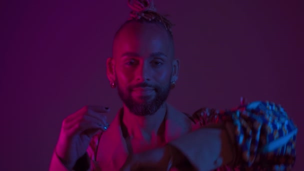 工作室的特写在霓虹灯下迷人的黑人同性恋男子 有胡子和化妆的变性人在紫外光下跳舞 Lgbtq夜总会舞女概念 — 图库视频影像